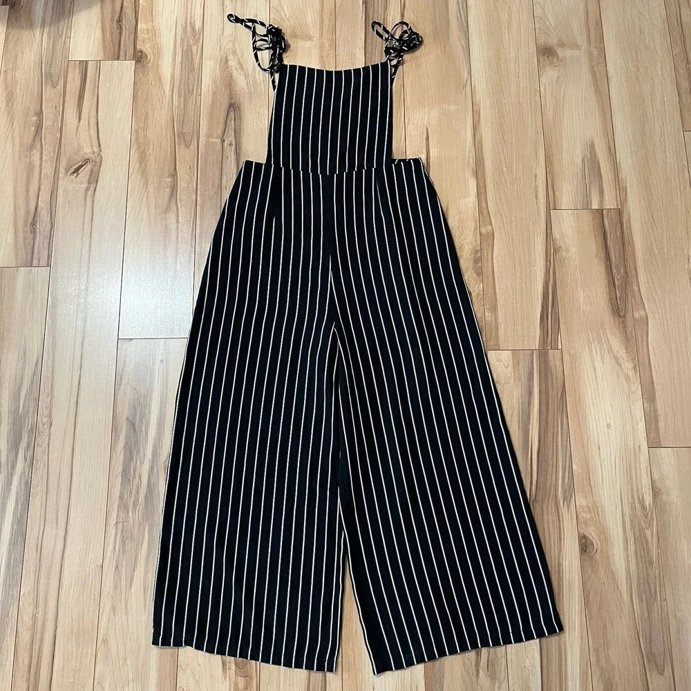 Forever 21 Women's Wide leg Jumpsuit Sz Medium Black & White Stripe Tie Shoulder